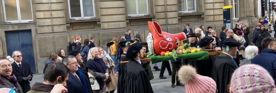 city-of-london-tradition-boars-head-presented-to-the-lord-mayor-by-the-worshipful-company of-butchers